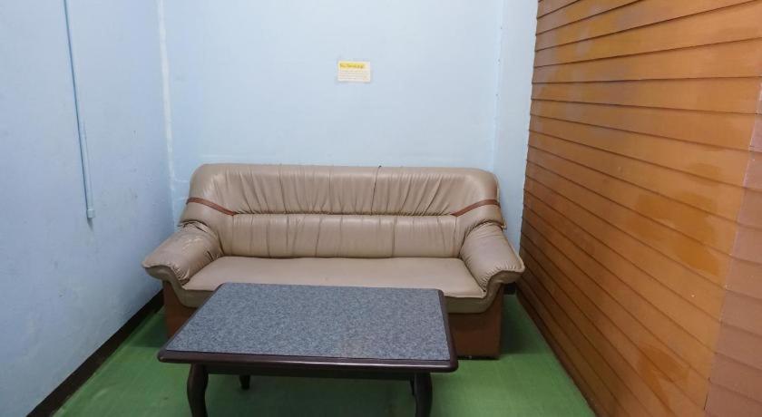 Oyo 730 Meedee Hostel Bangkok Esterno foto